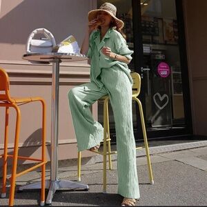 Stunning 2 Piece Set New With No Tags